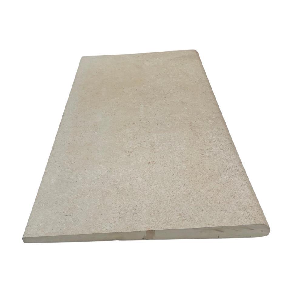 62 5X31 PELDAÑO CURVO CREMA ANTISLIP